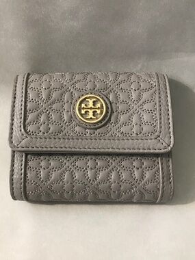 Tory Burch Bryant Quilted Mini Gray Leather Logo Embossed Credit Card Wallet